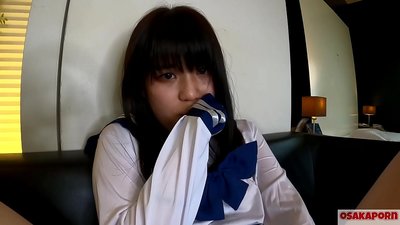 Intombazana yaseJapan eneminyaka eli-18 ubudala ene-tits ezincinci squirts kunye ne-orgasms nge-fucking yomnwe kunye nethoyi yesondo. Intombazana yase-Asiya kwisinxibo se-cosplay yesikolo inika i-blowjobs kwividiyo ye-amateur. Mao 7 OSAKAPORN.